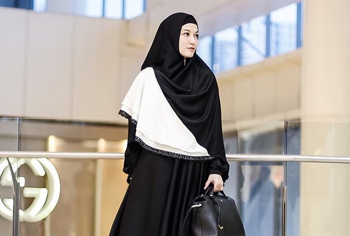 Inspirasi Baju Gamis Syar’i Lyra Virna Simple Monokrom Hitam Putih