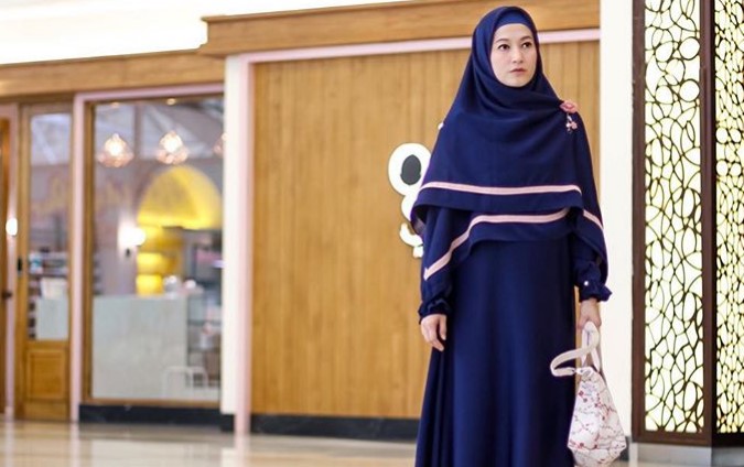 Inspirasi Baju Gamis Syar’i Lyra Virna Simple Navy Line Pink