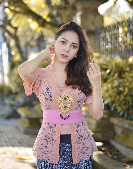 Kebaya Brokat Model Bali Peach
