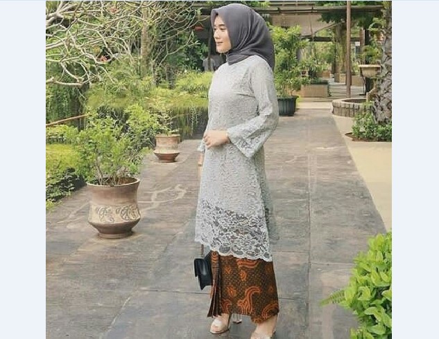 Kebaya Brokat Modern Model Tunic Abu Muda