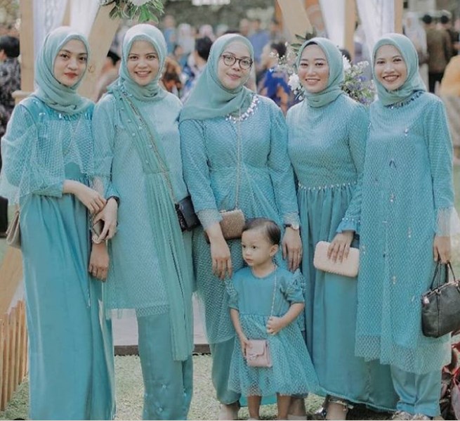 Kebaya Brokat Modern Model Tunic Biru Muda