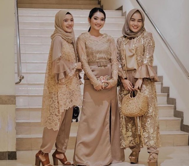 Kebaya Brokat Modern Model Tunic Soft Cream