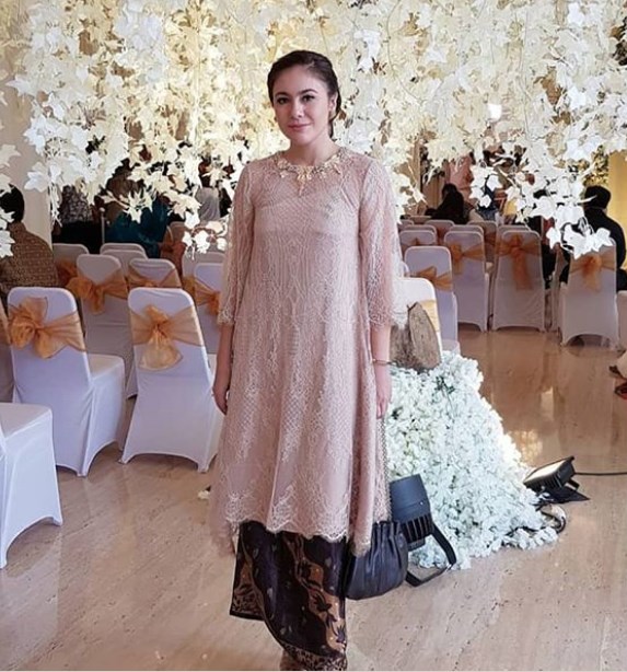 Kebaya Brokat Modern Model Tunic Soft Mocca