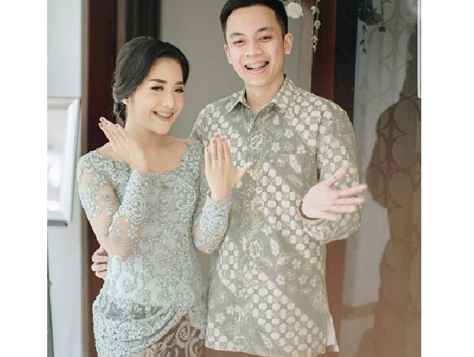 Kebaya Couple Brokat Payet Transparan Abu Muda