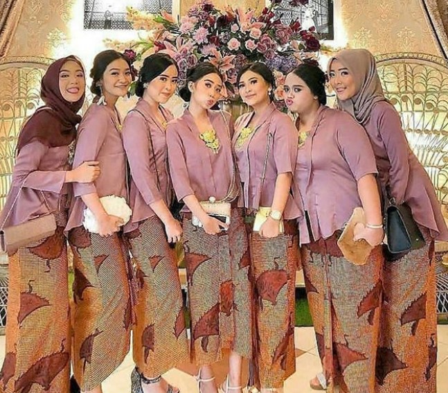 Kebaya Kutubaru Satin Dusty Ungu