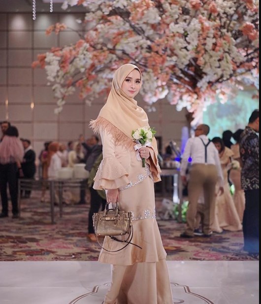 Kebaya Wisuda Model Lengan Lonceng Dress Krem Nude