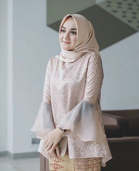 Kebaya Wisuda Model Lengan Lonceng Organza Nude