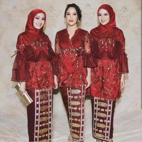 Kebaya Wisuda Model Lengan Lonceng Tile Maroon