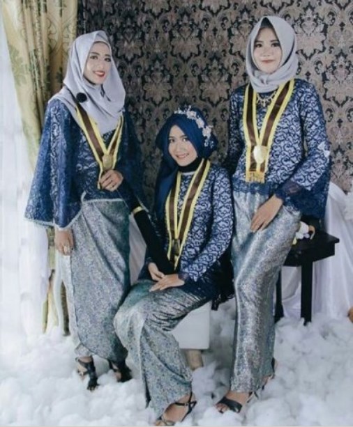 Kebaya Wisuda Model Lengan Lonceng Tile Navy