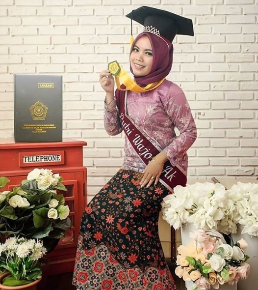 Kebaya Wisuda Simpel dan Elegan Berhijab Dusty Purple
