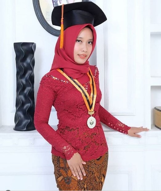 Kebaya Wisuda Simpel dan Elegan Berhijab Maroon