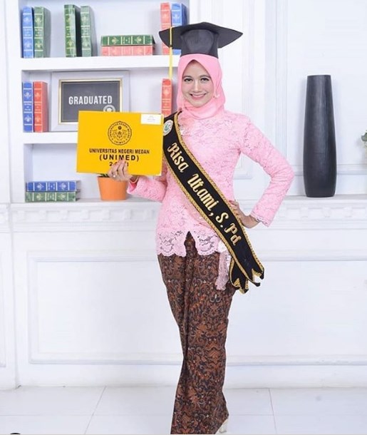 Kebaya Wisuda Simpel dan Elegan Berhijab Pink