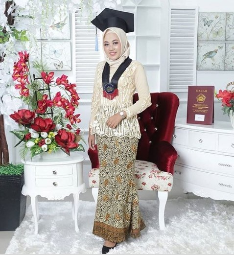 Kebaya Wisuda Simpel dan Elegan Berhijab Soft Cream