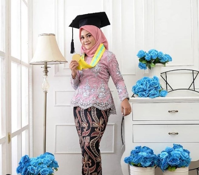 Kebaya Wisuda Simpel dan Elegan Berhijab Soft Pink and Grey