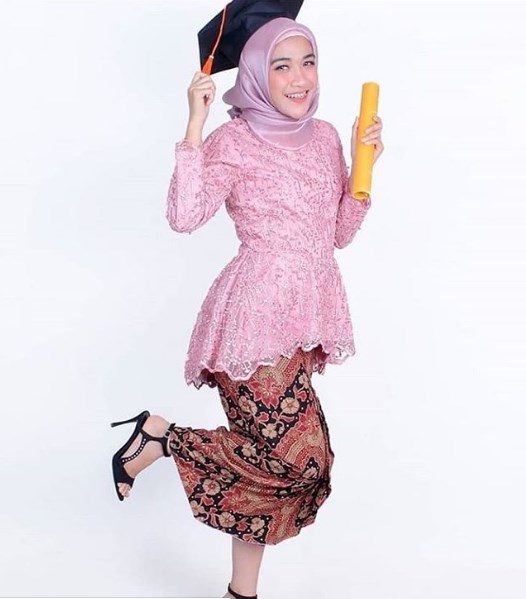 Kebaya Wisuda Simpel dan Elegan Berhijab Tile Pink