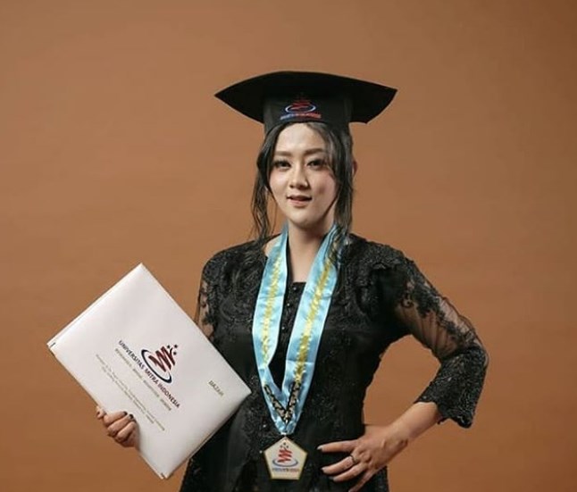Kebaya Wisuda Simpel dan Elegan Pendek Hitam