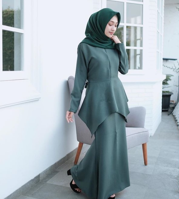 Koleksi Baju Gamis Modern Anak Muda Terkini Model Kurung Hijau Tua