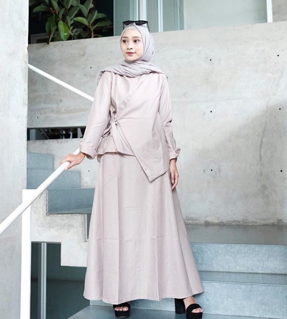 Koleksi Baju Gamis Modern Anak Muda Terkini Tali Pinggang Pinggir Soft Cream