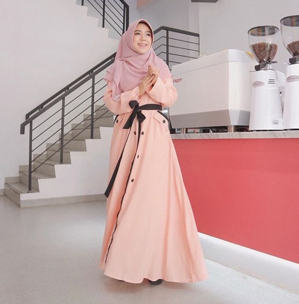 Koleksi Baju Gamis Tanah Abang Kekinian Kancing Depan Ikat Pinggang Peach