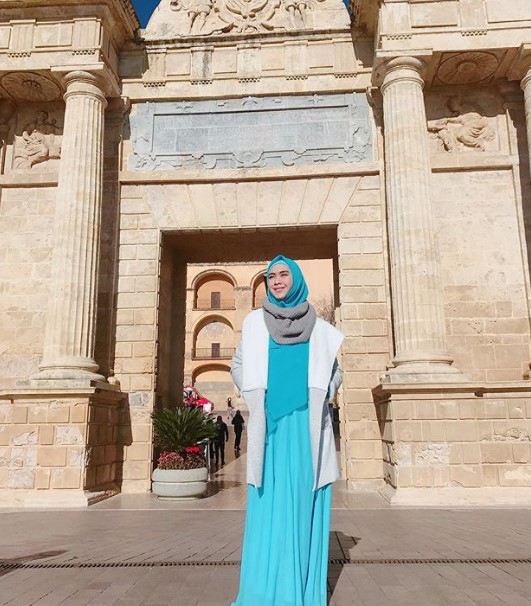 Koleksi Gamis Syar'i Oki Setiana Dewi Terbaru Biru Muda