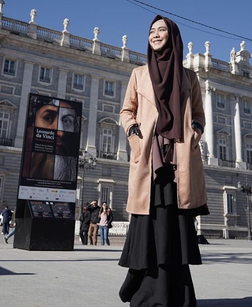 Koleksi Gamis Syar'i Oki Setiana Dewi Terbaru Cream Hitam