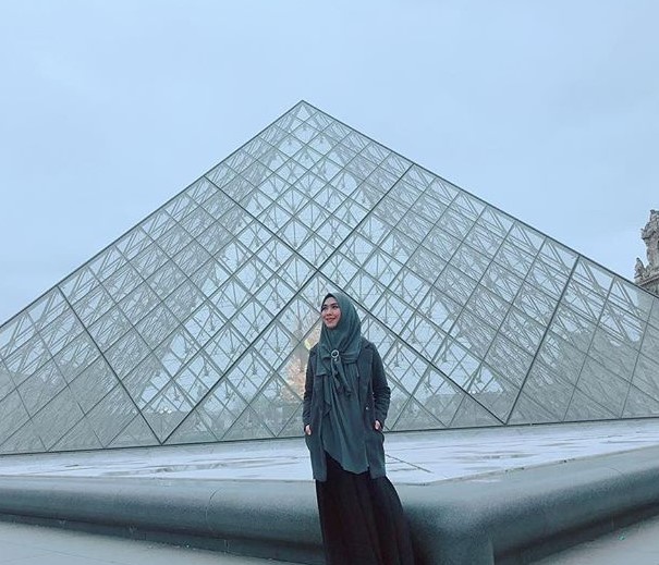Koleksi Gamis Syar'i Oki Setiana Dewi Terbaru Hijau Tua