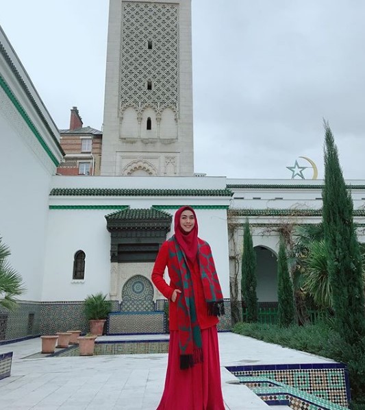 Koleksi Gamis Syar'i Oki Setiana Dewi Terbaru Merah Cabe