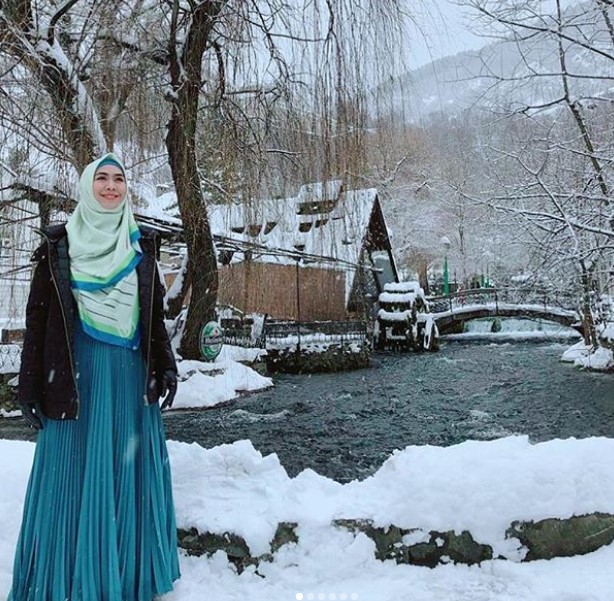 Koleksi Gamis Syar'i Oki Setiana Dewi Terbaru Rok Rempel Biru Muda