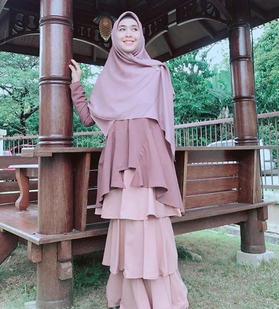 Koleksi Gamis Syar'i Oki Setiana Dewi Terbaru Rok Tumpuk Cream Nude