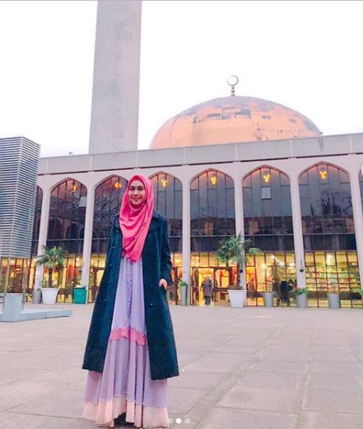 Koleksi Gamis Syar'i Oki Setiana Dewi Terbaru Rok Tumpuk Lavender