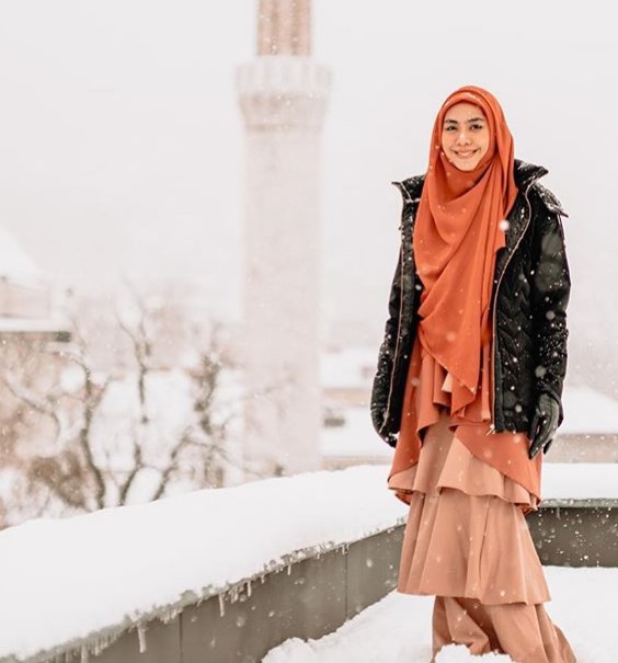Koleksi Gamis Syar'i Oki Setiana Dewi Terbaru Rok Tumpuk Orange