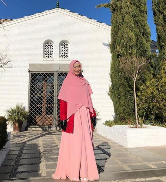 Koleksi Gamis Syar'i Oki Setiana Dewi Terbaru Soft Dusty Pink