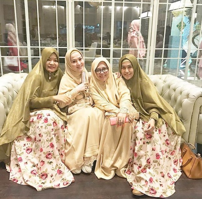 Koleksi Model Baju Gamis Syar’i Lyra Virna Basic Nude Floral Broken White