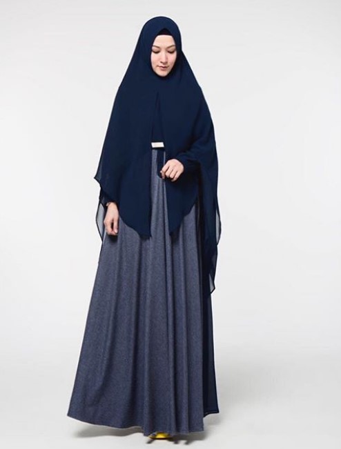 Koleksi Model Baju Gamis Syar’i Lyra Virna Jilbab Panjang Simple Navy Denim