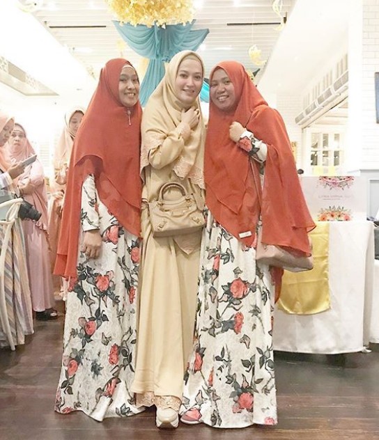 Koleksi Model Baju Gamis Syar’i Lyra Virna Jilbab Renda Simple Floral Nude Orange