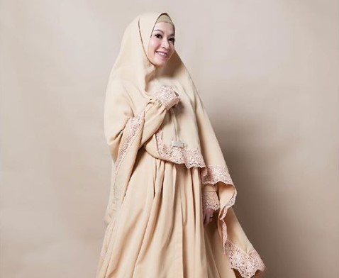 Koleksi Model Baju Gamis Syar’i Lyra Virna Jilbab Rok Renda Basic Nude