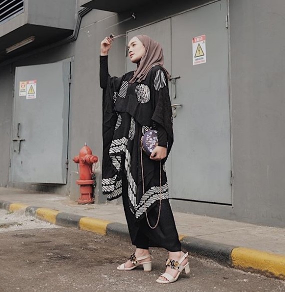 Model Baju Batik Gamis Kombinasi Terbaru Modern Hitam
