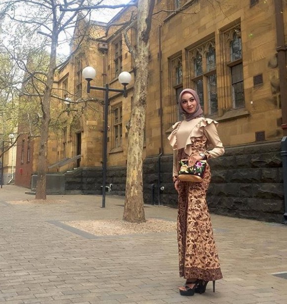 Model Baju Gamis Batik Kombinasi Kain Polos Modern Cream Coklat