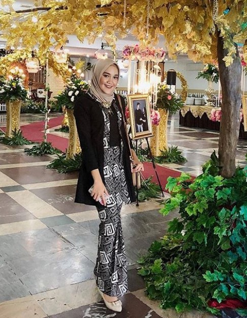 Model Baju Gamis Batik Kombinasi Kain Polos Modern Hitam Putih