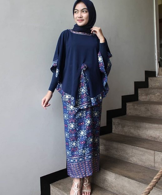 Model Baju Gamis Batik Kombinasi Kain Polos Modern Warna Navy Biru