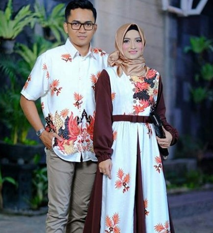 Model Baju Gamis Batik Kombinasi Kain Polos Satin Simple Aksen Pita Warna Coklat Putih