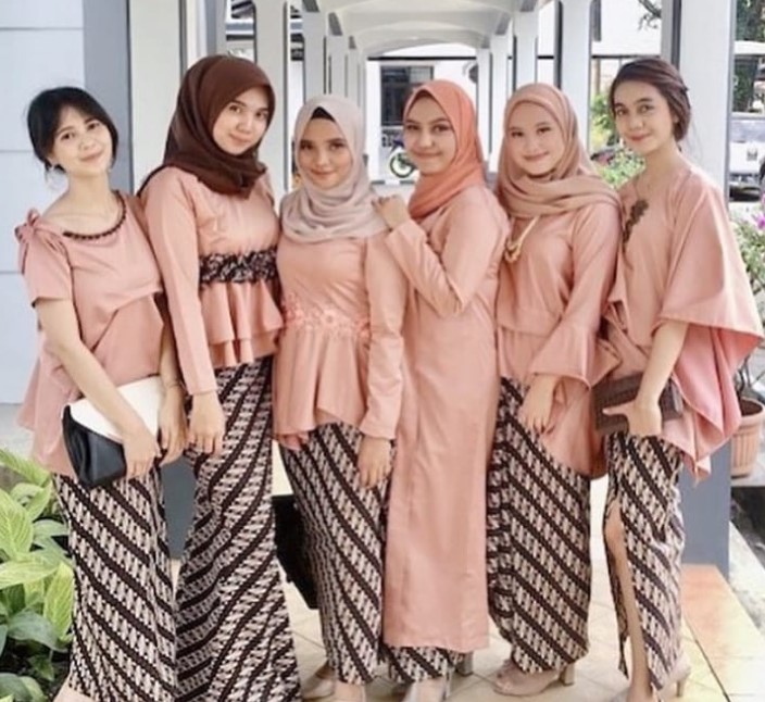 Model Baju Gamis Batik Kombinasi Satin Warna Peach