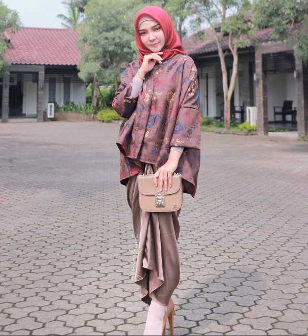 Model Baju Gamis Blazer Batik Modern Coklat Merah