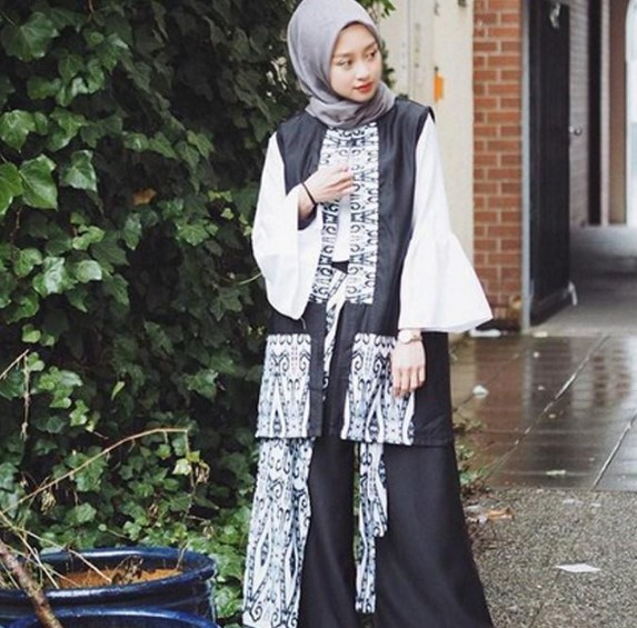 Model Baju Gamis Blazer Batik Modern Hitam Putih