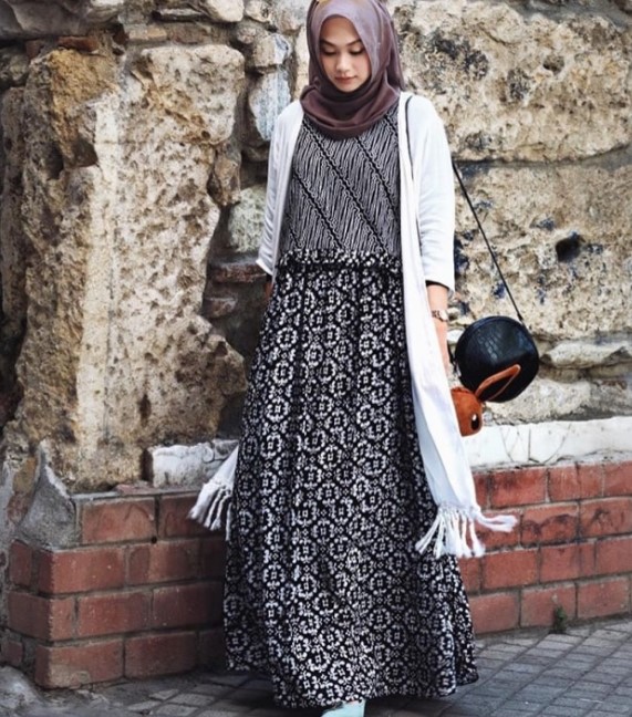 Model Baju Gamis Blazer Batik Modern Rumbai HItam Putih