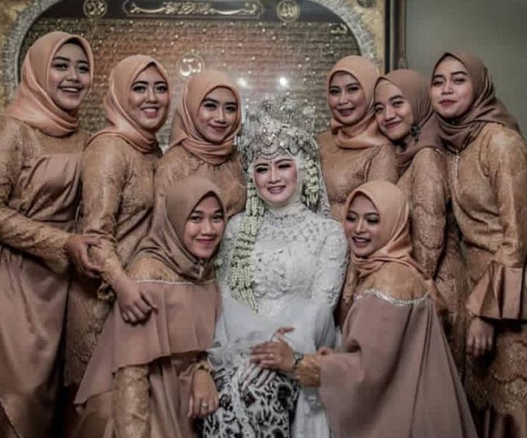 Model Baju Gamis Brokat Kombinasi Satin Cream Tua