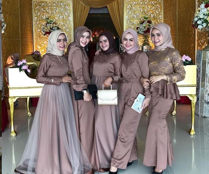 Model Baju Gamis Brokat Kombinasi Satin Hard Cream
