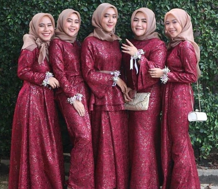 Model Baju Gamis Brokat Kombinasi Satin Merah Maroon