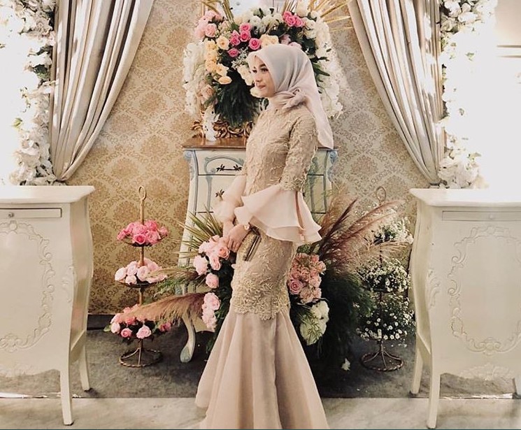 Model Baju Gamis Brokat Kombinasi Satin Mewah Rok Duyung Lengan Lonceng Nude