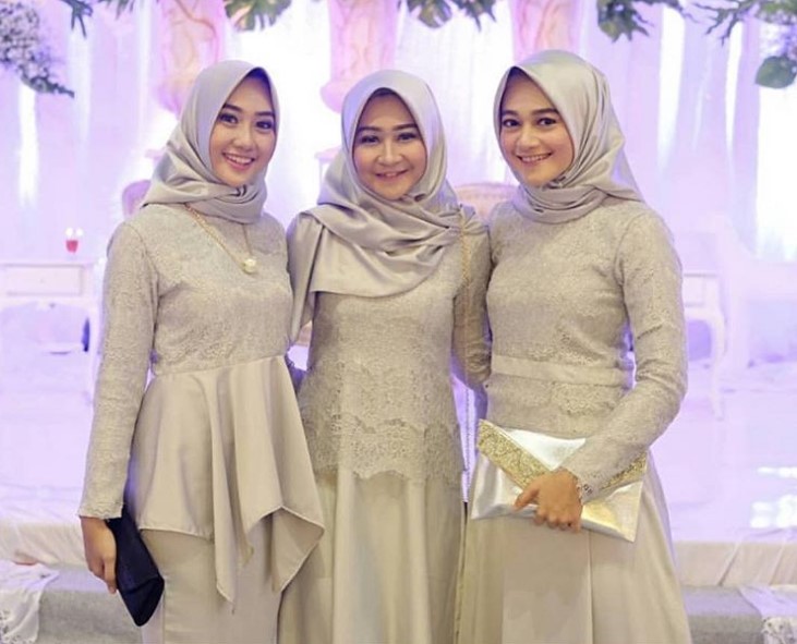 Model Baju Gamis Brokat Kombinasi Satin Polos Silver